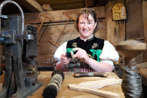 Brstenmacherin bei den Holzschneflertagen im Resenhof. Foto: Birgit-Cathrin Duval