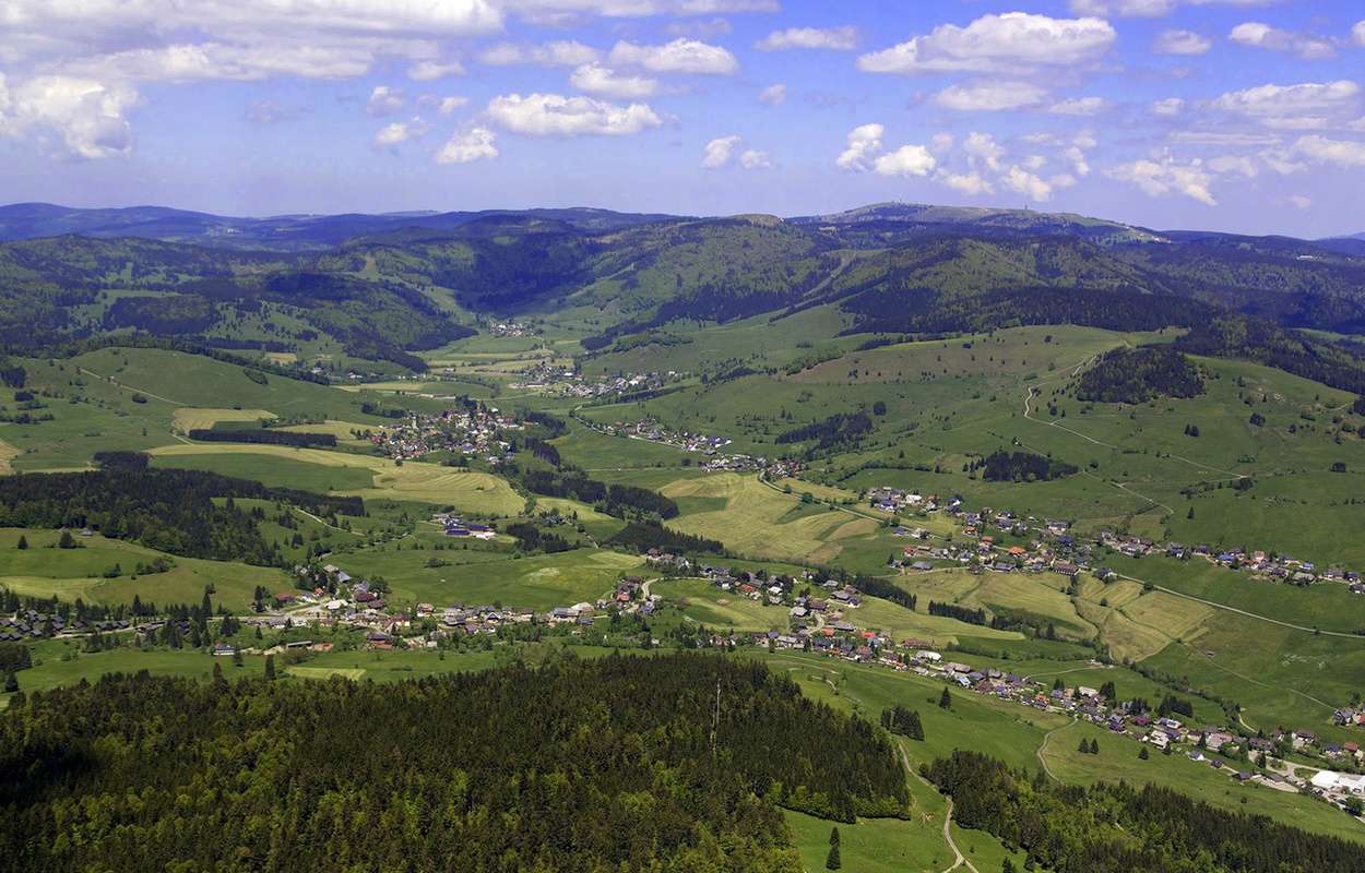 Blick auf das gesamte Bernauer Hochtal im sdlichen Schwarzwald, rechts am Horizont der Feldberg. Foto: Achim Mende