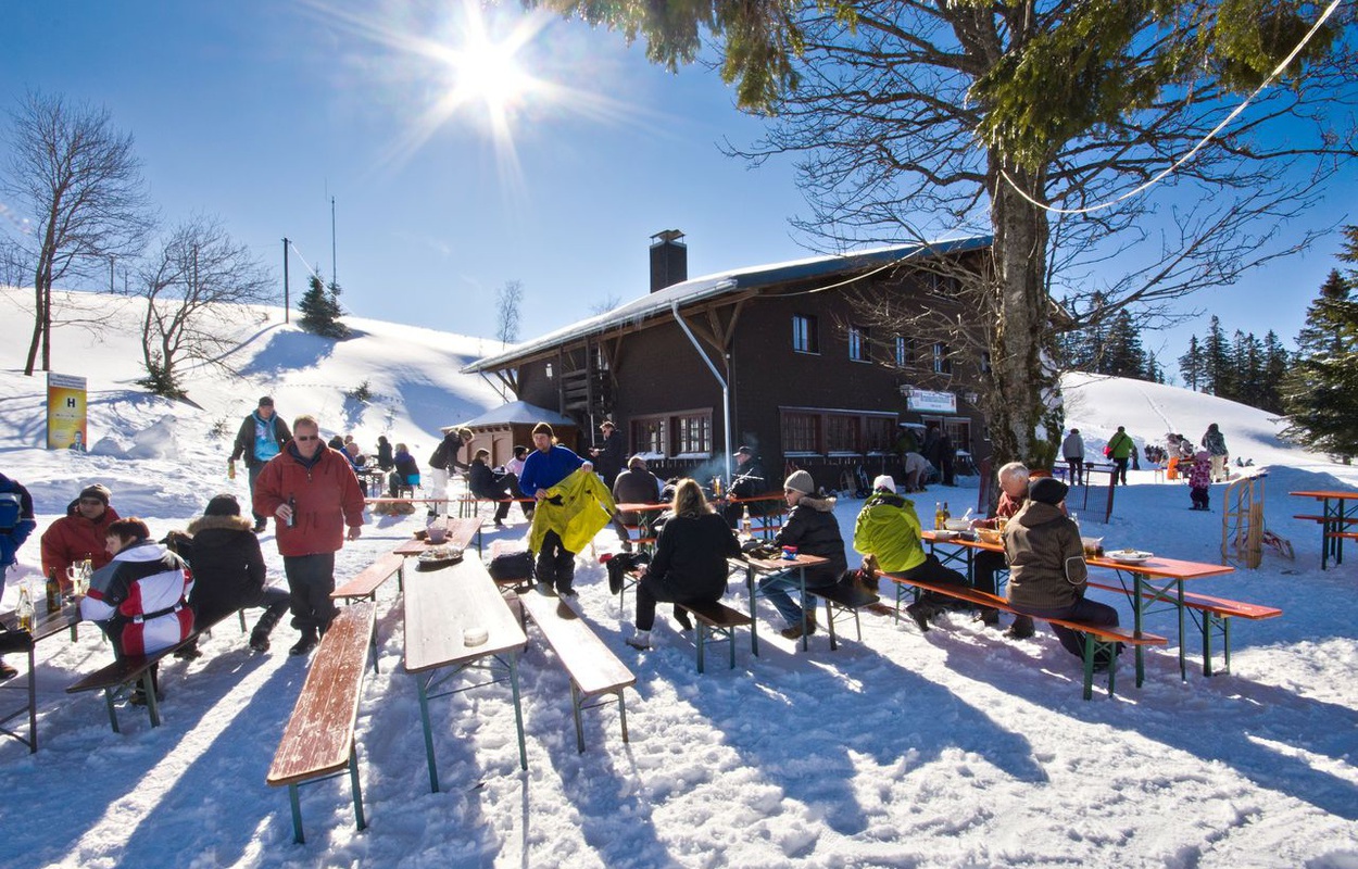 Auf Bierbnken lsst sich an der Krunkelbach-Htte der strahlend blaue Wintertag bei einem Vesper genieen. Foto: Michael Arndt