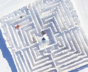 Blick auf das Bernauer Schneelabyrinth von oben: Perfekt geometrisch. Foto: Loipenzentrum Bernau