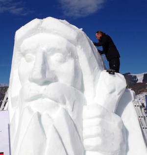 Bernau Schneeskulptur 2017, Feinschliff an der Skulptur "Der Wode". Foto: Heike Budig