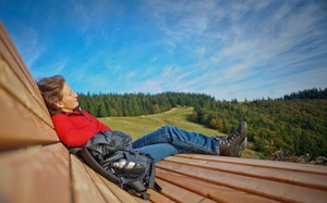 Auf acht Himmelsliegen entlang des Hochtal Steigs lässt sich wunderbar ausruhen. Foto: Birgit-Cathrin Duval