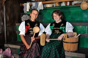 Margret Köpfer (li.) und Pia Kohlbrenner vom Team des Holzschneflermusuems Resenhof in Bernau. Foto: Birgit-Cathrin Duval
