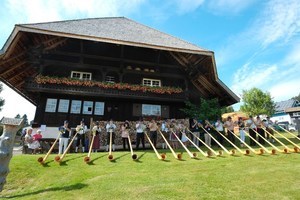 Alphornblasen vorm Resenhof bei den Holzschneflertagen im August. Foto: Birgit Duval