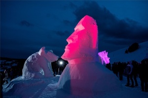 Farbig illuminiert beim Bernauer Schneeskulpturen-Festival 2019: der Moai und das Schweinchen. Foto: Pierluigi Orler