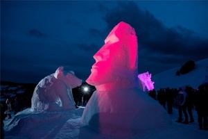 Farbig illuminiert beim Bernauer Schneeskulpturen-Festival 2019: der Moai und das Schweinchen. Foto: Pierluigi Orler Farbig illuminiert beim Bernauer Schneeskulpturen-Festival 2019: der Moai und das Schweinchen. Foto: Pierluigi Orler