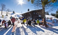 Bernau Schwarzwald: Pause vor der Krunkelbach-Huette auf 1.294 m. Eins der hchstgelegenen Berggasthuser im Schwarzwald.  Michael Arndt