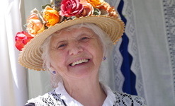 Margarethe Denzel aus Donaueschingen an ihrem Stand mit der "Weiwsche". Foto: H. Budig