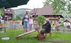 Korbflechter Peter Boyer bei der Arbeit. Foto: H. Budig