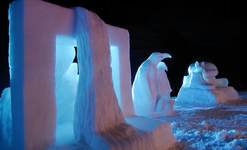 Schneeskulpturen beleuchtet in den Abendstunden. Foto: Christoph Wasmer