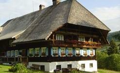 Bernau Schwarzwald Bauernhaus mit Schindeldach Gesamtansicht.jpg