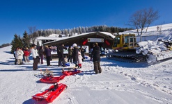 Schlitten fahren bei der Krunkelbach-Htte in Bernau. Foto: Michael Arndt.