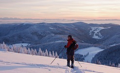 Stille Stunde: Schneeschuhwanderer am Herzogenhorn schaut ins Bernauer Hochtal. Foto: Ute Meier