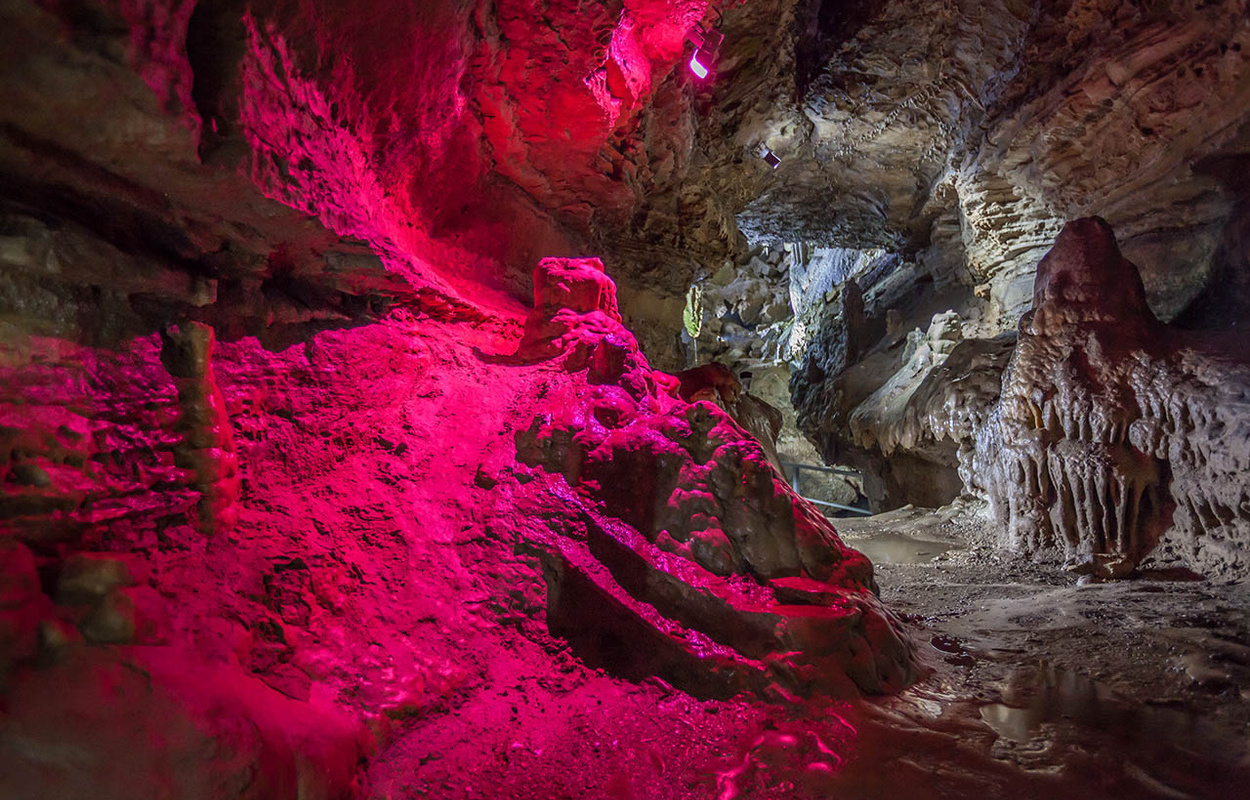 Blick in die Erdmannshoehle in Hasel, eine Tropfsteinhöhle im südlichen Schwarzwald. Märchenhaft fotografiert von Michael Trefzer.