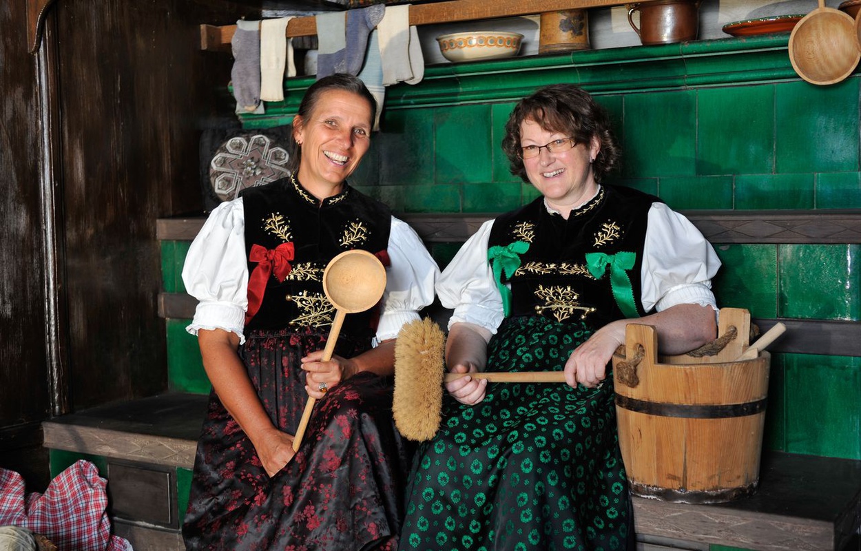 Diese beiden Damen sehen Sie öfters im Holzschneflermuseum: Margret Köpfer und Pia Kohlbrenner, die das Museum betreuen.Foto: Birgit-Cathrin Duval