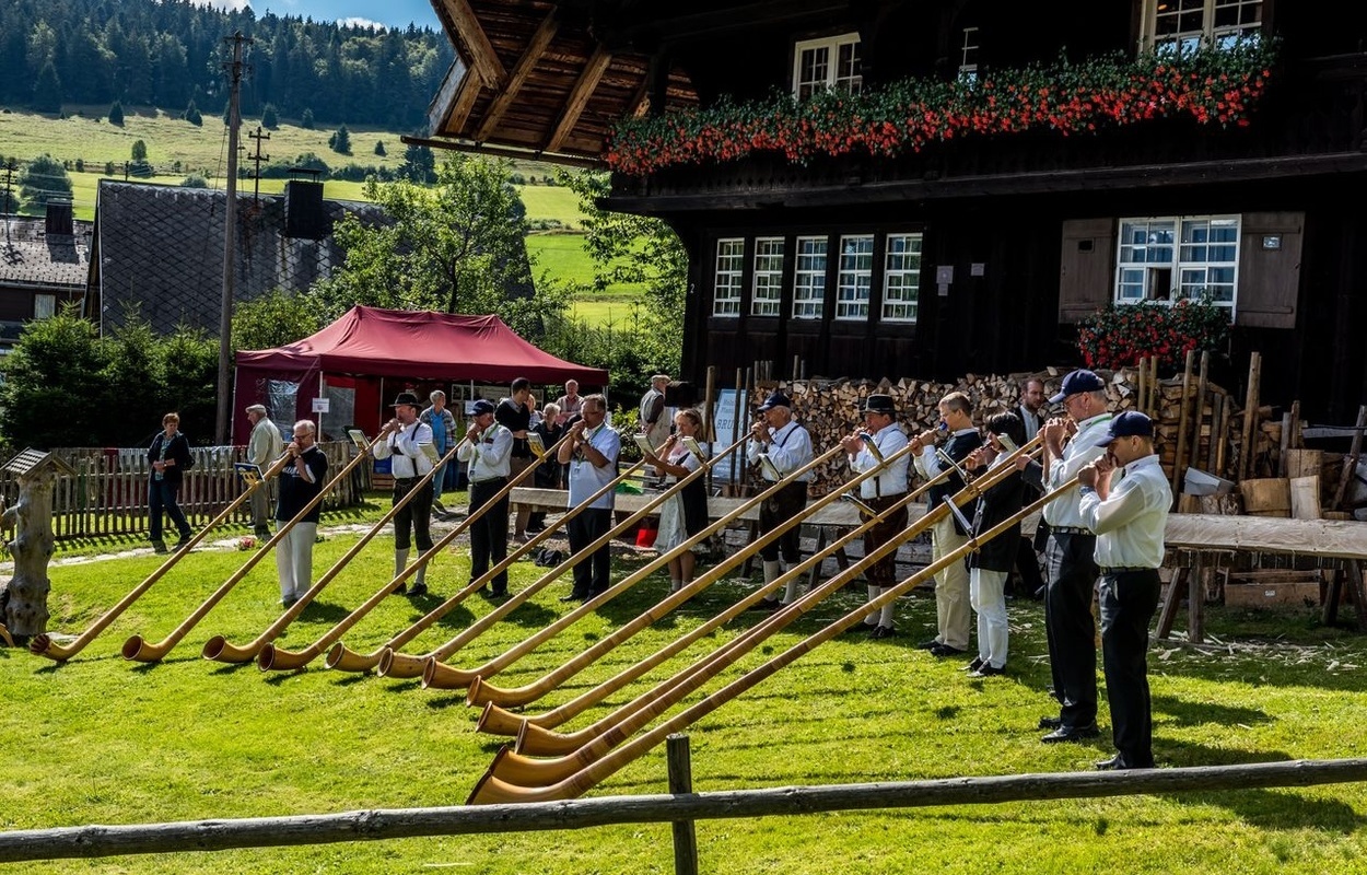 Bernau Schwarzwald Bernau Schneflertag Alphornblaeser Auftritt.jpg