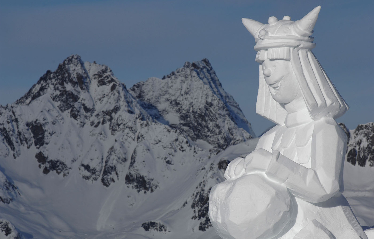 Schneeskulptur Wickie aus Ischgl, gestaltet von Ralf Rosa und Peter Fechtig beim Schneeskulpturen-Wettbewerb \"Formen in Wei\" in Ischgl.