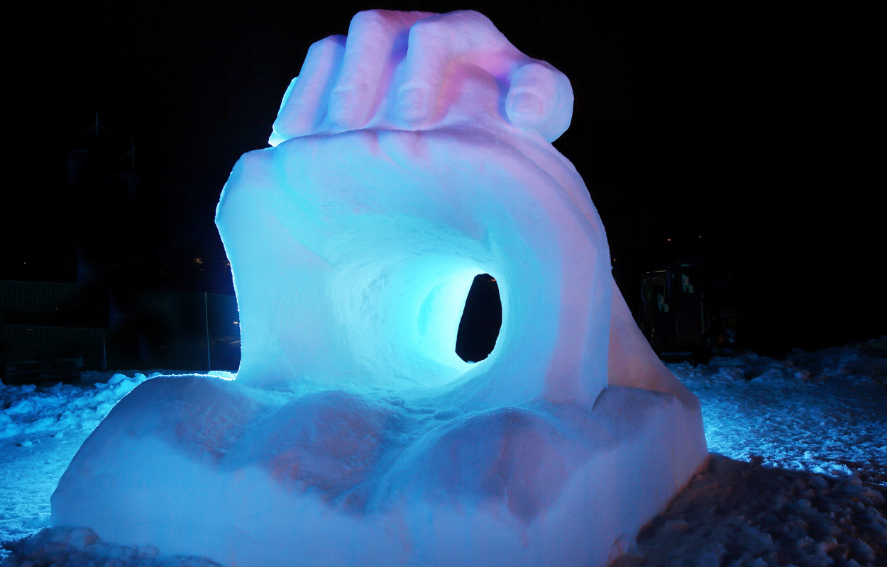 Schneeskulptur "Der Talffner", blau beleuchtet. Foto: Christoph Wasmer