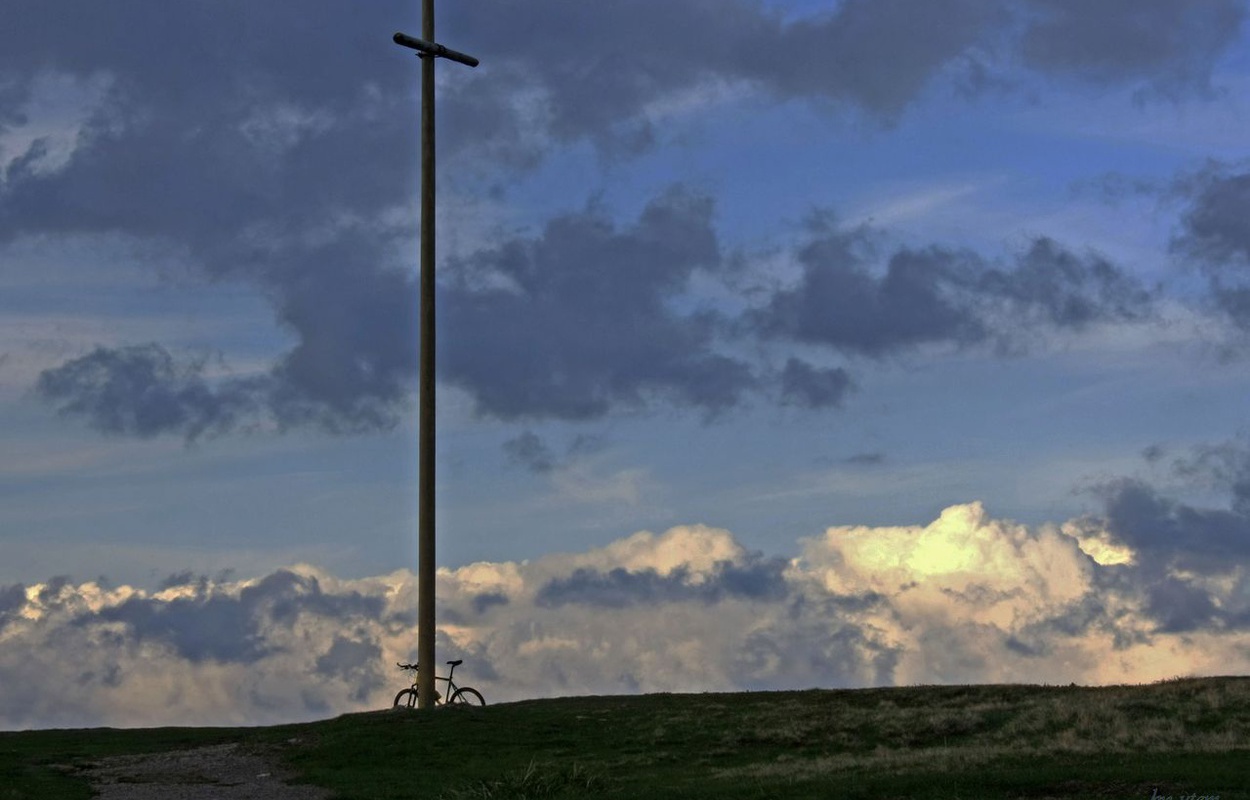 Das markante Kreuz auf dem Herzogenhorn, dem Hausberg von Bernau und mit 1.315 Meter der zweithöchste Gipfel im Schwarzwald. Foto: Ute Maier