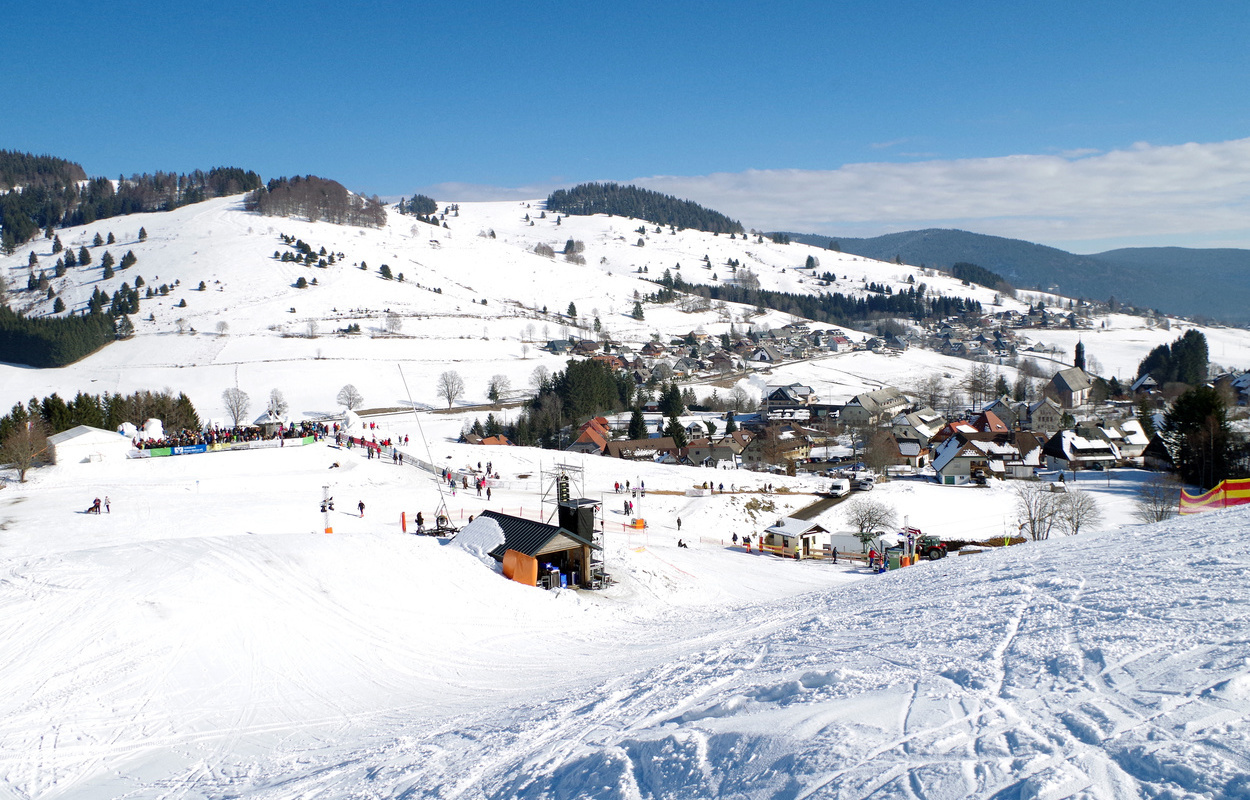 Blick auf die Open-Air-Galerie des Schneeskulpturen-Festivals in Bernau am Spitzenberg oberhalb Bernau-Innerlehen. Foto: Heike Budig