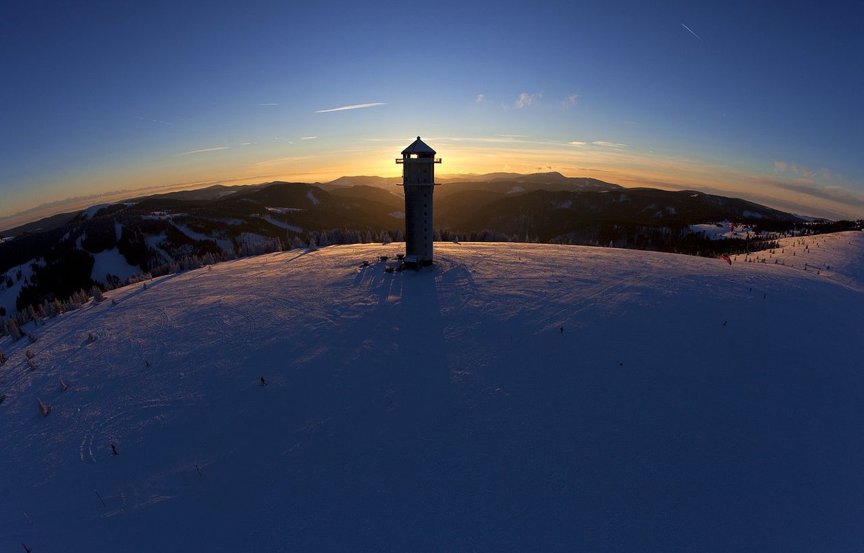 Der Feldbergturm in der Morgendaemmerung im Winter. Foto: Achim Mende