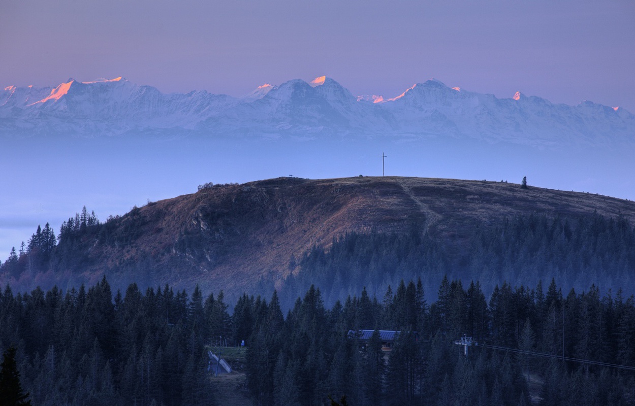 Blick vom Feldberg über die Kuppe des Herzogenhorn zur Alpenkette. Foto: Erich Spiegelhalter.