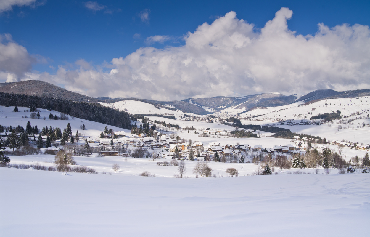 Blick über das winterliche Bernauer Hochtal. Im Hintergrund das Herzogenhorn. Foto: Michael Arndt