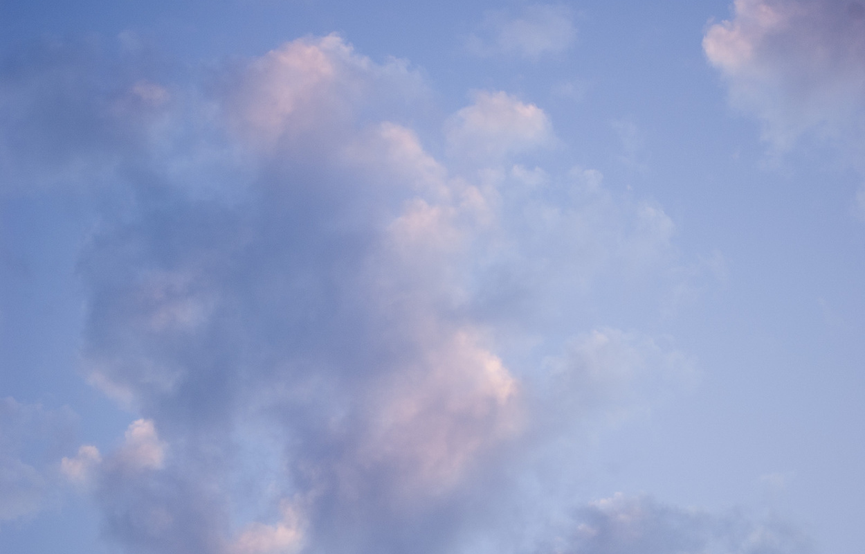 Himmel ueber Bernau im Schwarzwald. Foto: Heike Budig